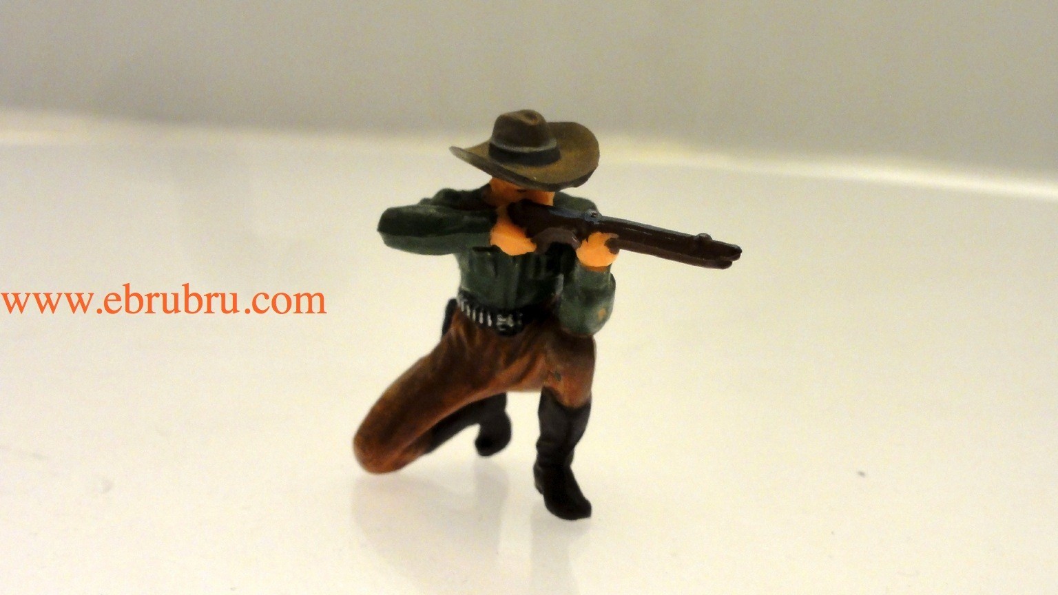 COWBOY TRAPPEUR A GENOUX TIRANT AU FUSIL ELASTOLIN OUGEN RÉF 6964