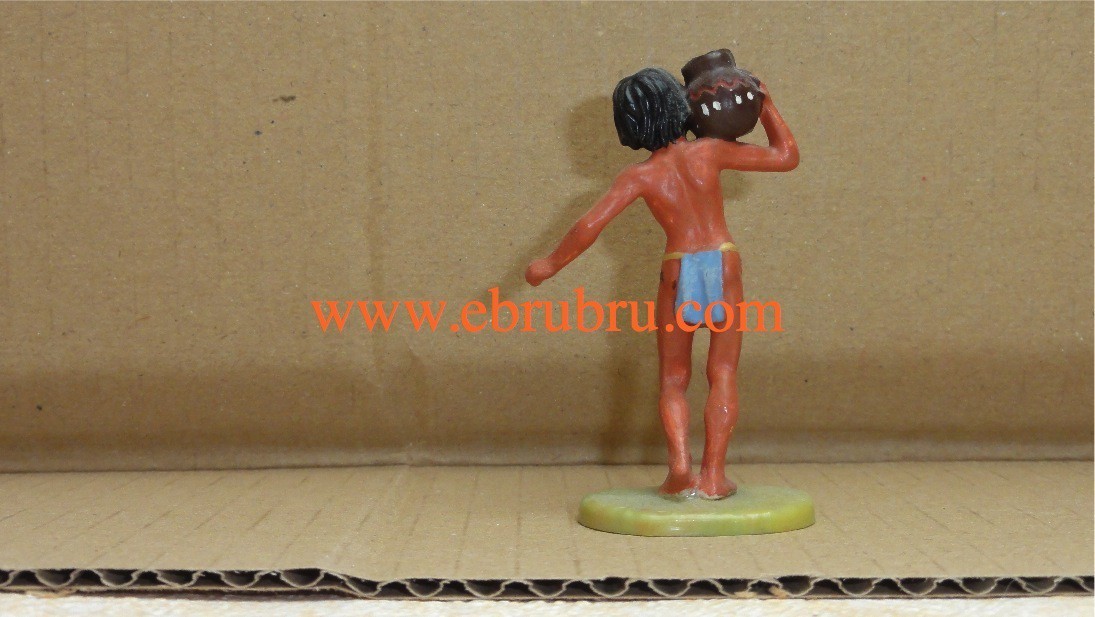 INDIEN ENFANT PORTANT UNE CRUCHE ELASTOLIN OUGEN RÉF 6805