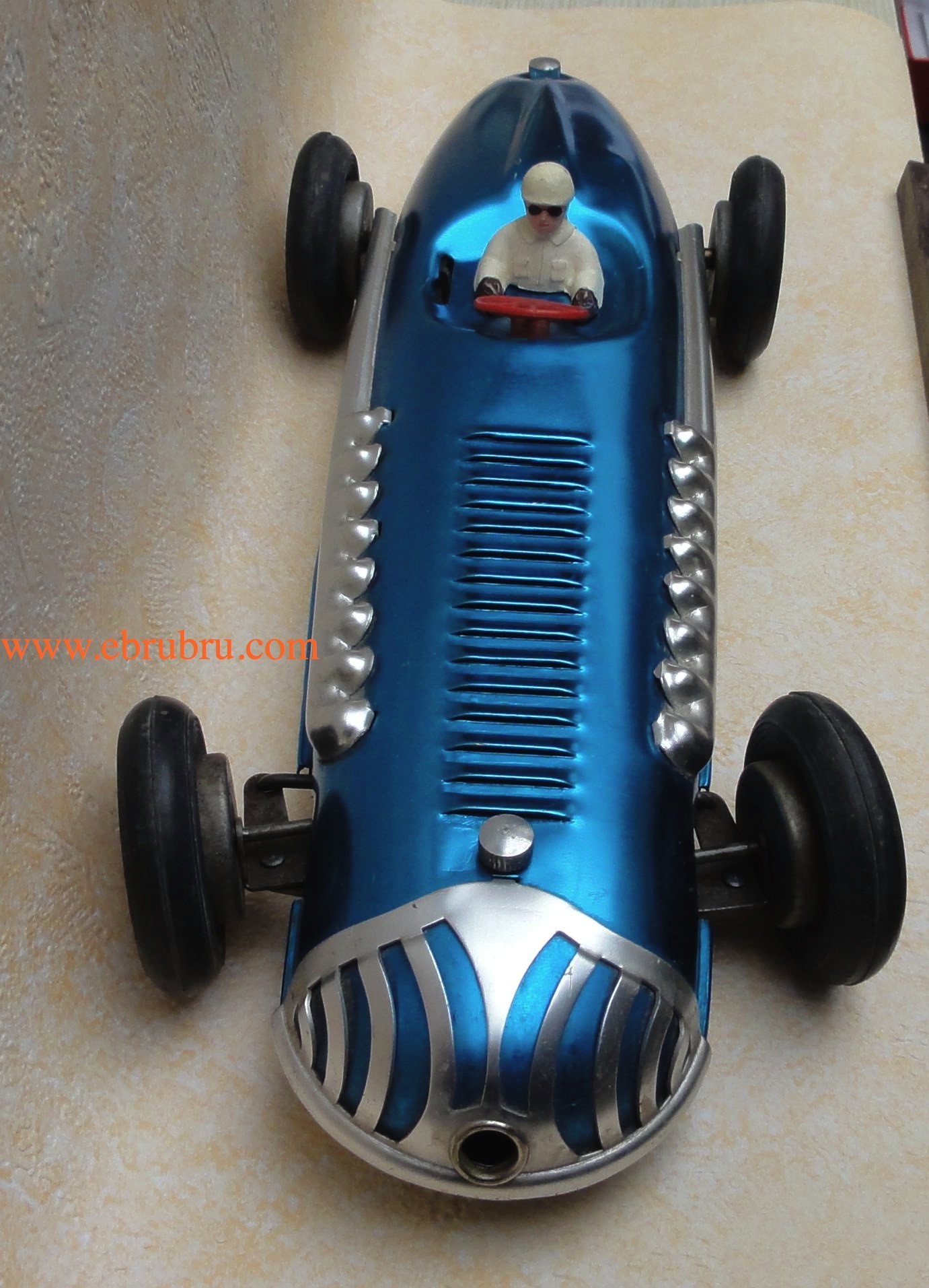 L auto de course électrique bleue Jouef