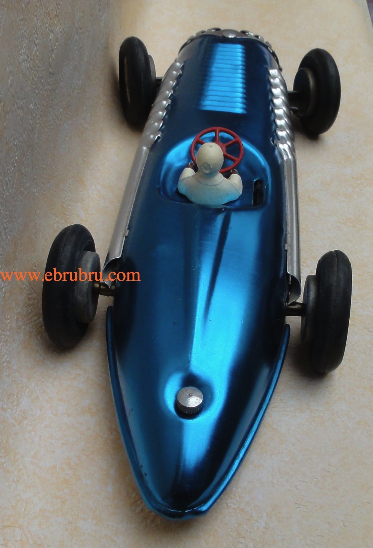 L auto de course électrique bleue Jouef