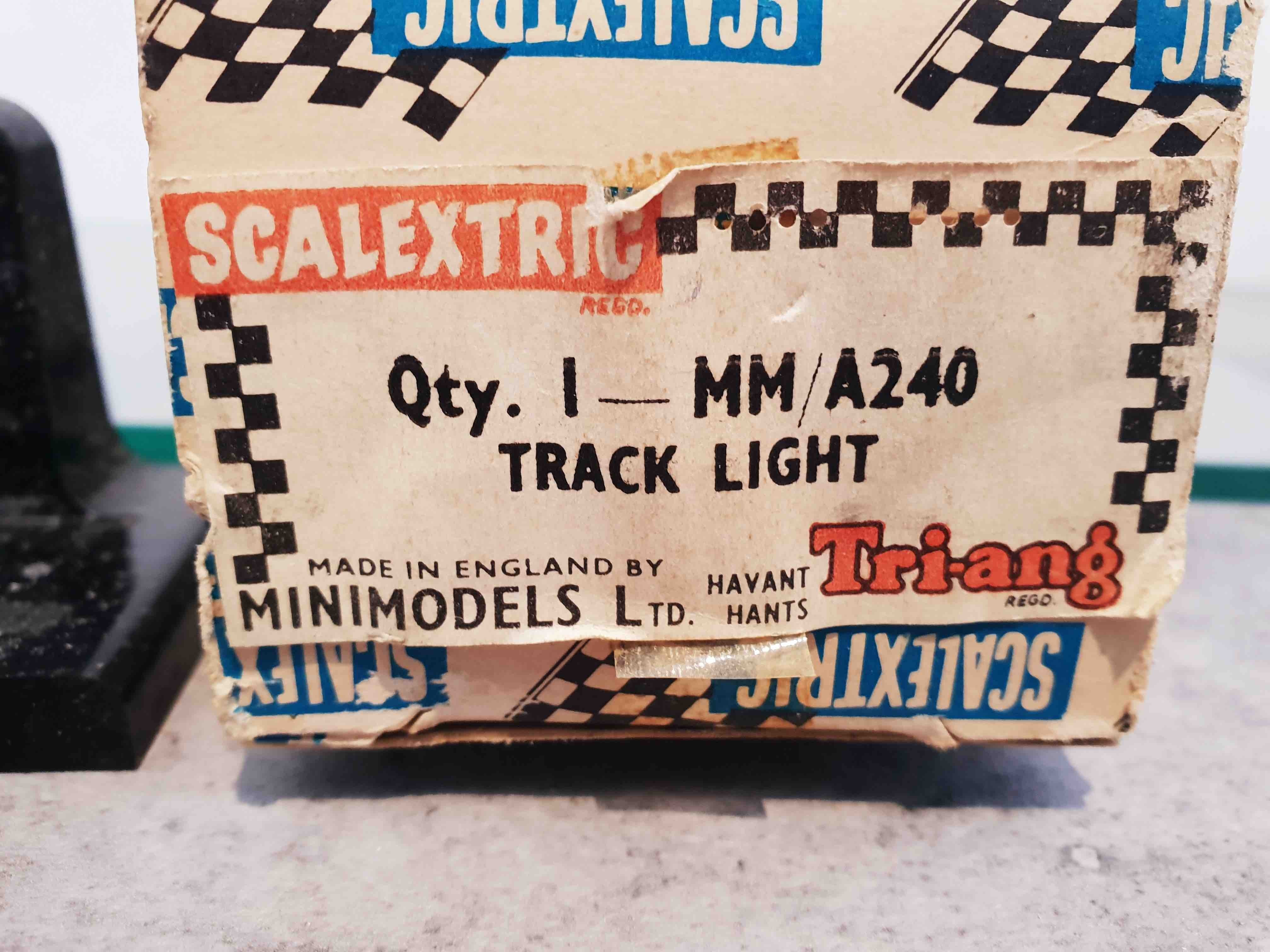 SCALEXTRIC A 240 TRACK LIGHT