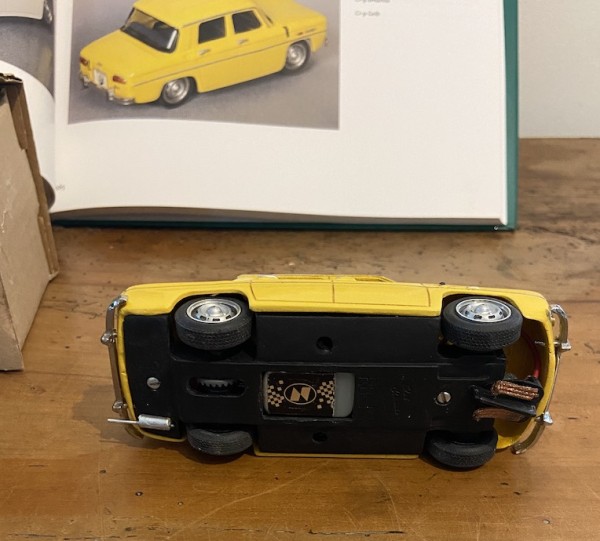 RENAULT 8 TS jaune Slot Classic CJ-09