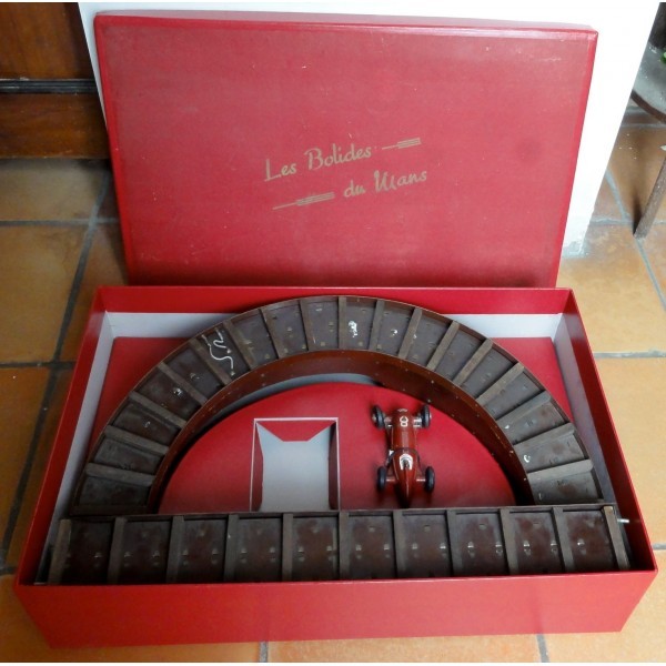 COFFRET PARUNA ROUGE AVEC SA VOITURE F1 1950