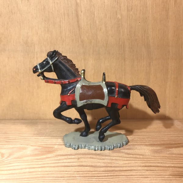 Cheval noir Harnais rouge socle crénelé STARLUX