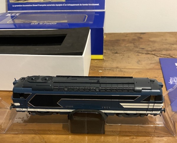 Locomotive diesel BB 67009 SNCF  bleue  Dépôt de Nevers  REE MB - 023 