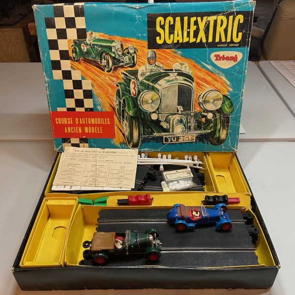 SET  COURSE D AUTOMOBILES ANCIEN MODELE SCALEXTRIC V33 FRANCE