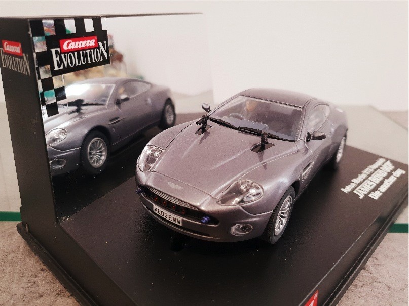 CARRERA 25467  EVOLUTION ASTON MARTIN VANQUISH JAMES BOND 007