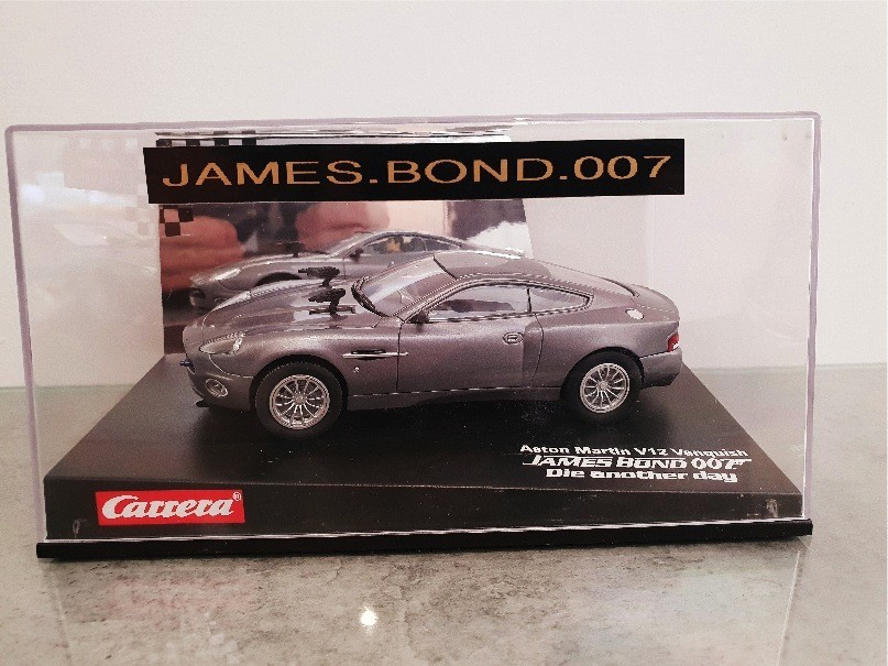 CARRERA 25467  EVOLUTION ASTON MARTIN VANQUISH JAMES BOND 007