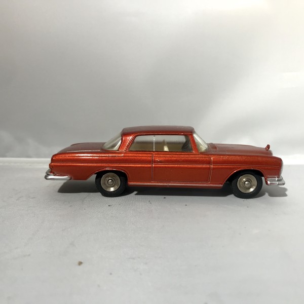 Mercedes Benz SE rouge DINKY TOYS