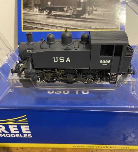 Locomotive vapeur 030 TU 6096  USA  noire  Dépôt de Chalons  REE MB - 011