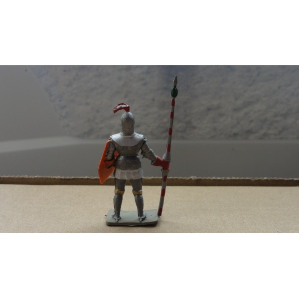 CHEVALIER EN ARMURE AVEC LANCE PIEDS GRIS MOYEN ÂGE STARLUX RÉF 6065