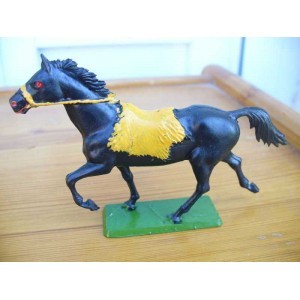 CHEVAL NOIR AU TROT SELLE JAUNE