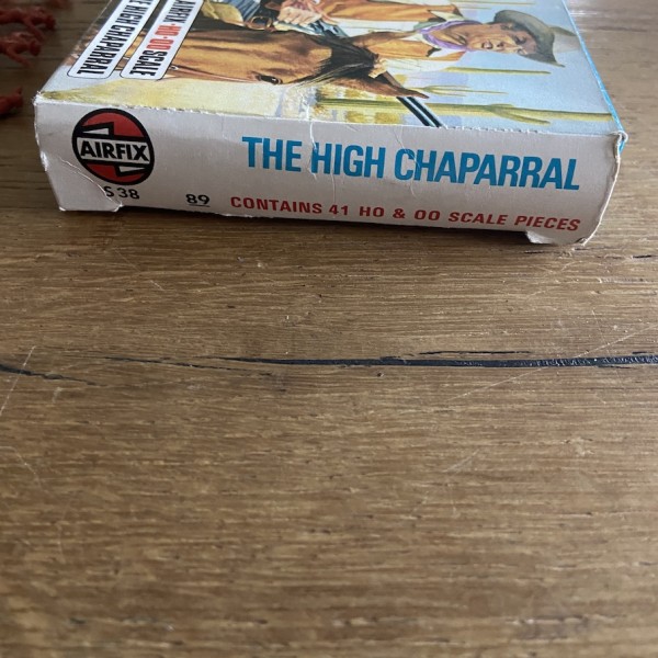 THE HIGH CHAPARRAL BOITE BLEU AIRFIX S38   89 EN GRAPPE