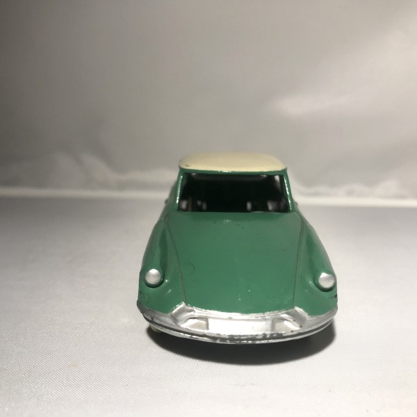 DS 19 verte sans glaces citroen Dinky toys réf 24C