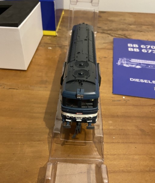 Locomotive diesel BB 67009 SNCF  bleue  Dépôt de Nevers  REE MB - 023 