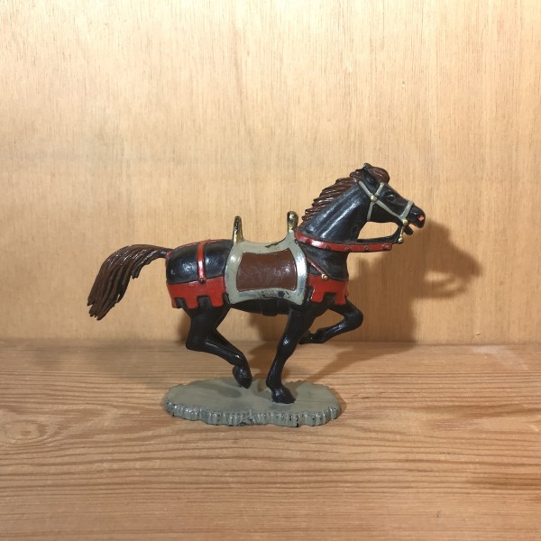 Cheval noir Harnais rouge socle crénelé STARLUX