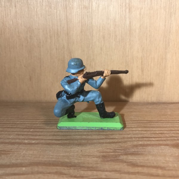 SOLDAT ALLEMAND TIREUR FUSIL ACCROUPI BRITAINS