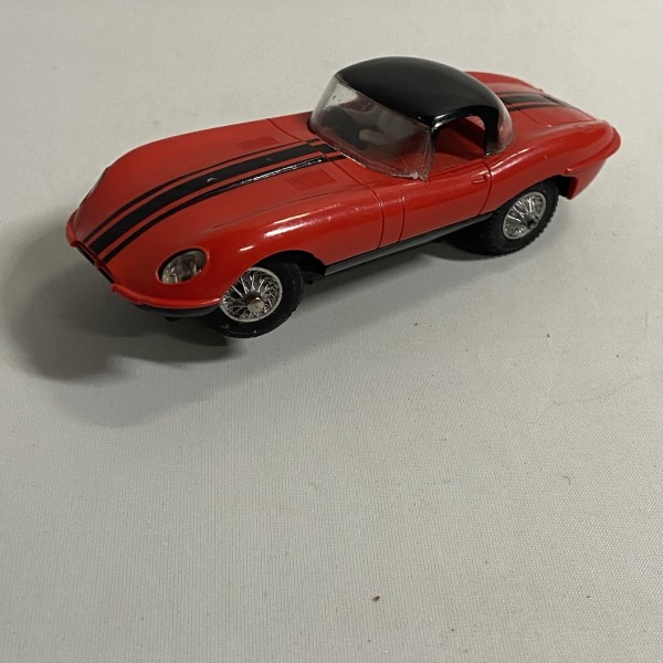JAGUAR E ROUGE AVEC HARD TOP  au tampon RÉF 352 JOUEF