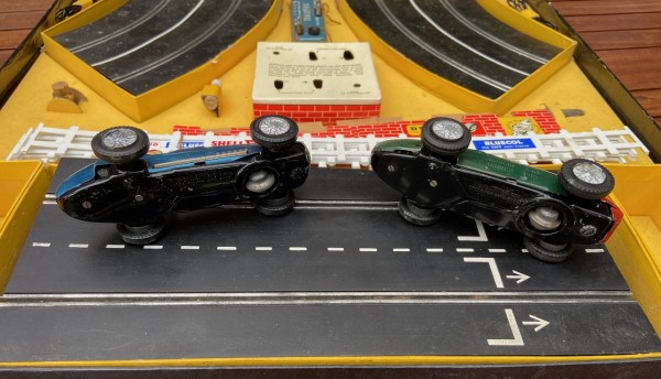 COFFRET SET TINPLATE SCALEXTRIC AVEC FERRARI ET MASERATI