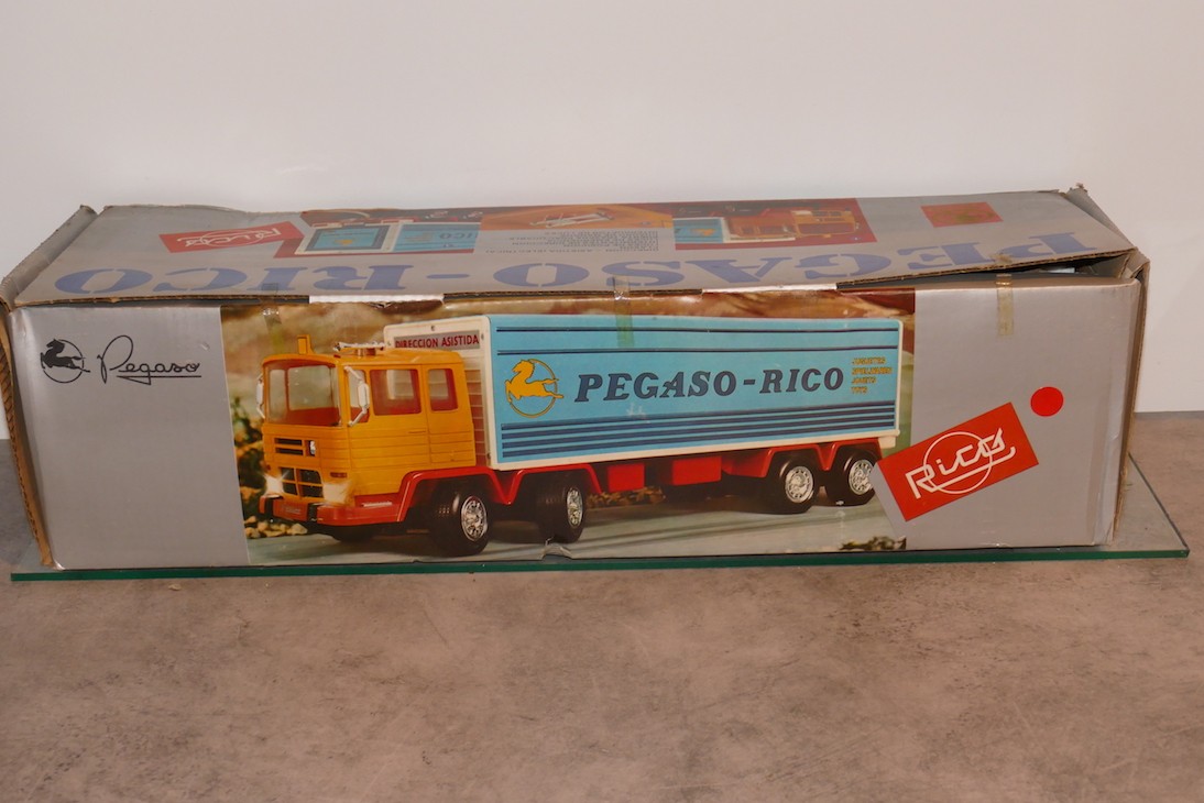 Rico  n° 120 camion PEGASO moteur à piles filoguidé 65,5 cm boite d'origine