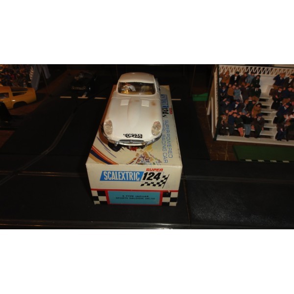 JAGUAR Type E blanche Sports Saloon SCALEXTRIC super 124