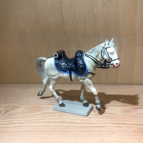 Cheval blanc au trot selle noire et bleue - Empire - STALRUX 