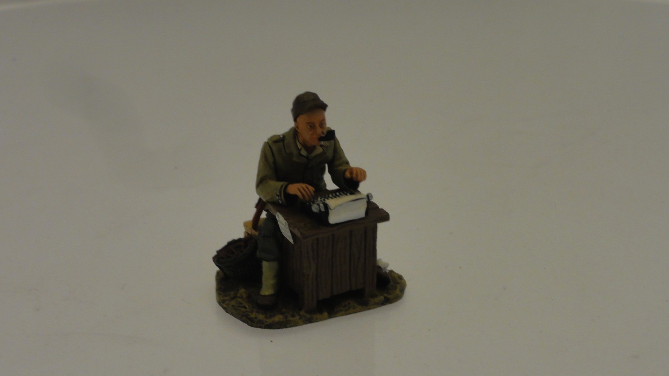 DD077 US WAR CORRESPONDENT ERNIE PYLE  D DAY 44 KING & COUNTRY