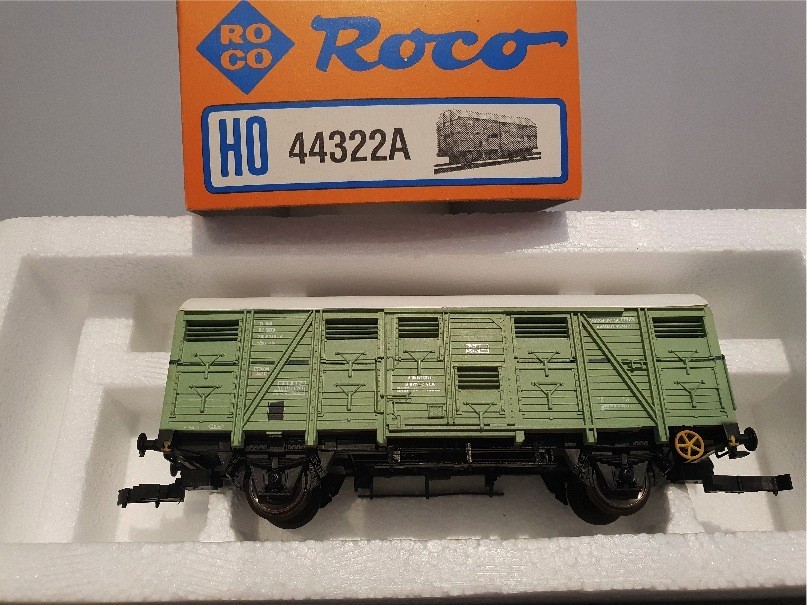 ROCO 44322A WAGON COUVERT