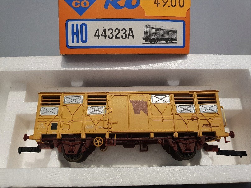 ROCO 44323A WAGON COUVERT