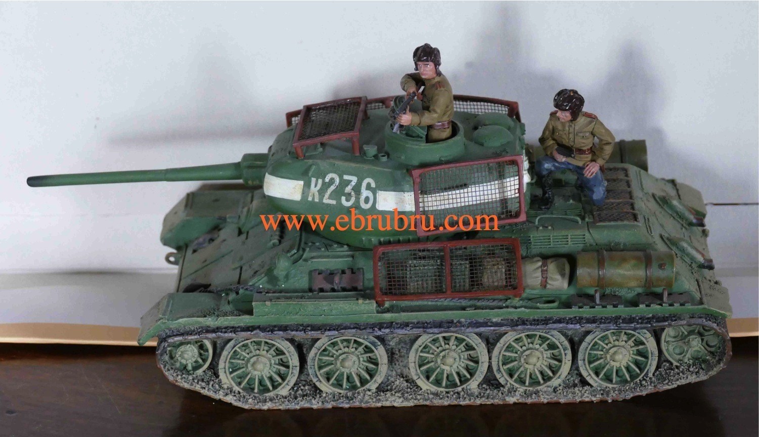 Russian T-34/85 Tank with figures set KING & COUNTRY RA013