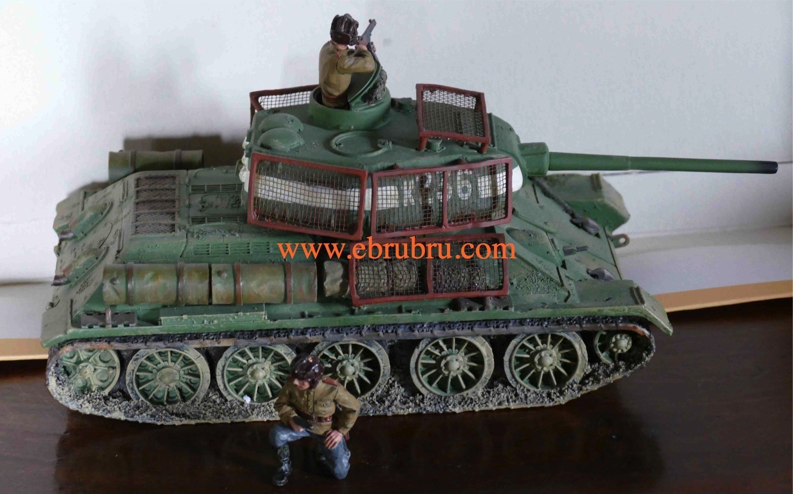 Russian T-34/85 Tank with figures set KING & COUNTRY RA013