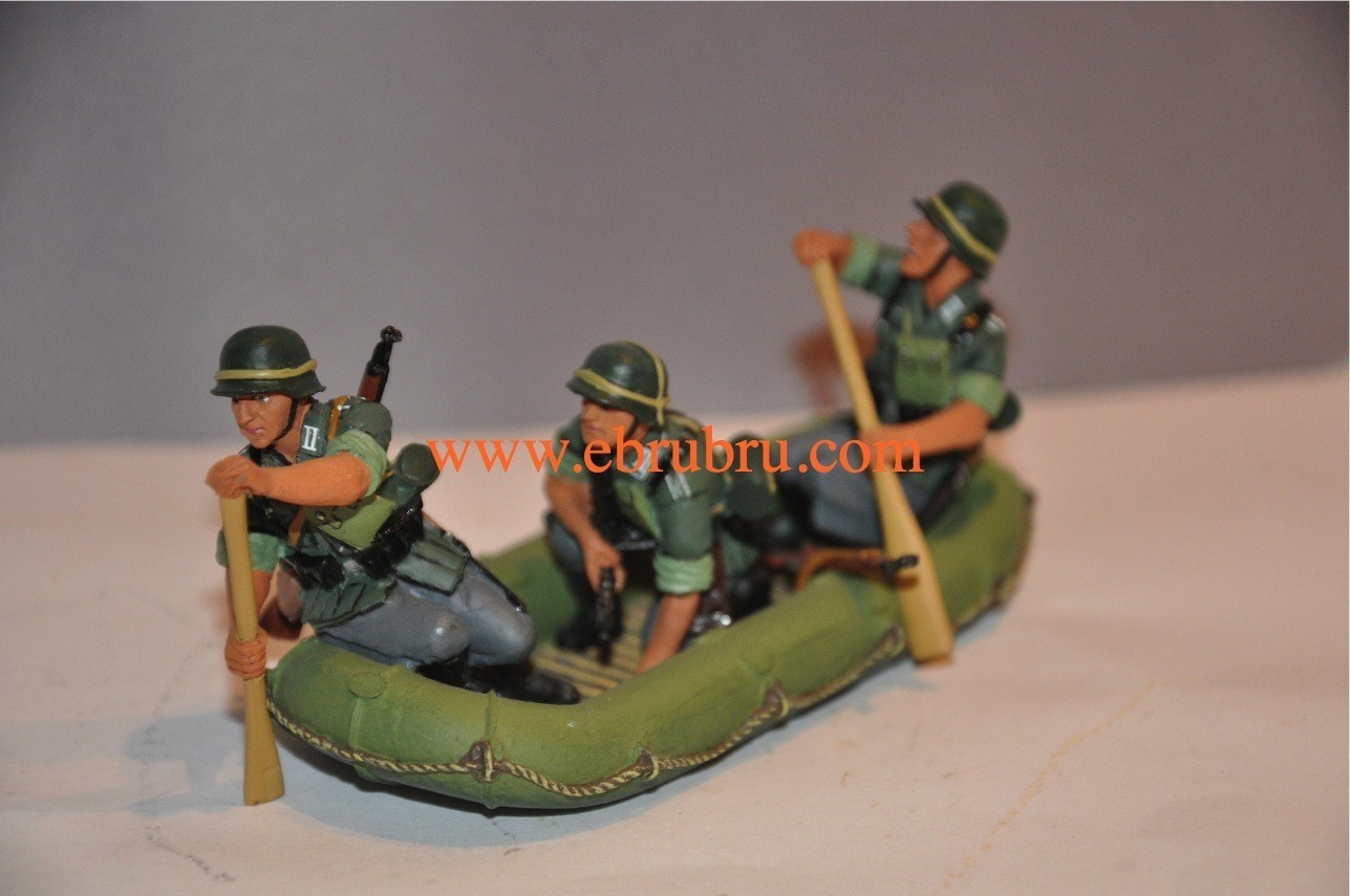 CANOT GERMAN ARMY CROSSING THE RIVER KING & COUNTRY WS044