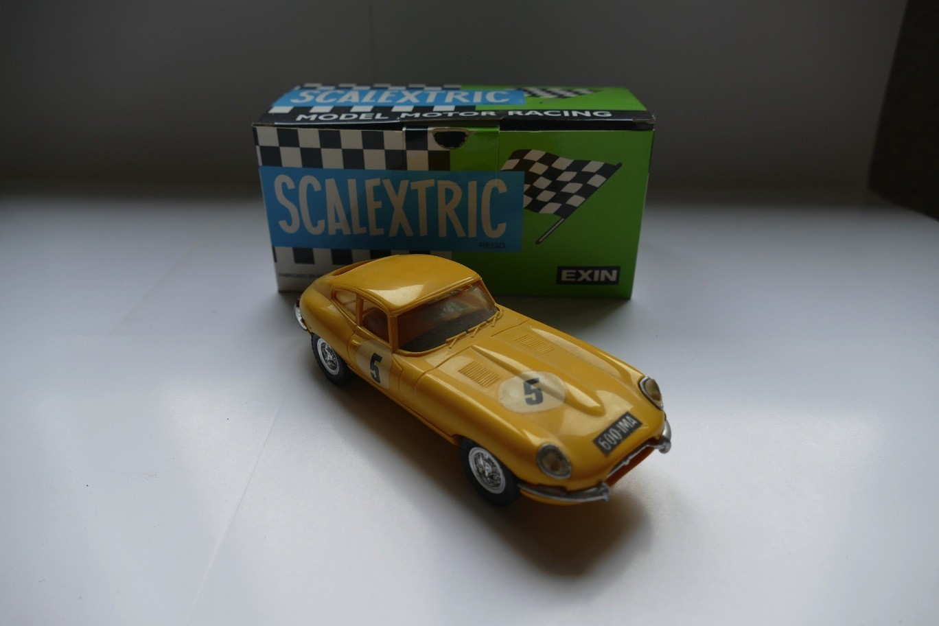 Jaguar type E  Jaune amarillo  SCALEXTRIC  EXIN RÉF C34