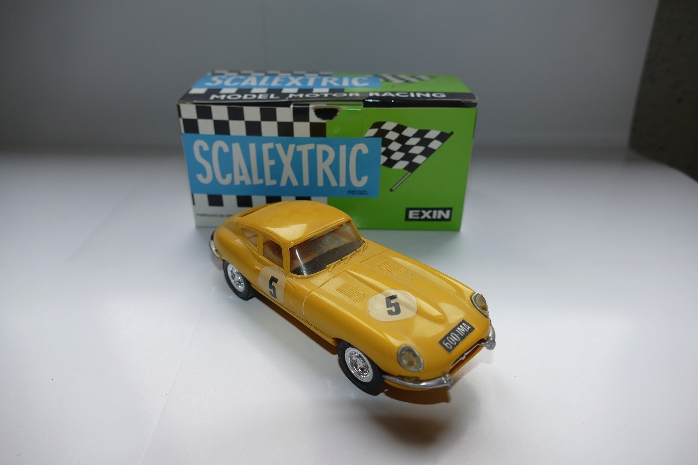 Jaguar type E  Jaune amarillo  SCALEXTRIC  EXIN RÉF C34