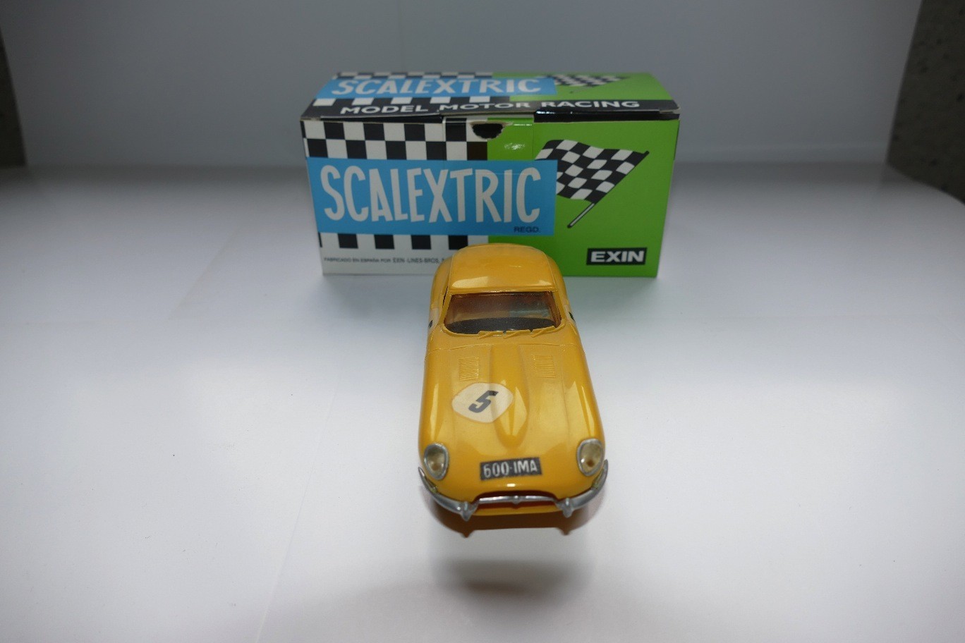 Jaguar type E  Jaune amarillo  SCALEXTRIC  EXIN RÉF C34