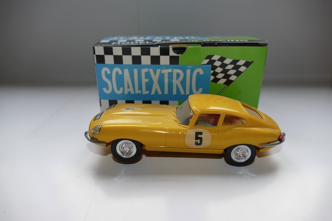 Jaguar type E  Jaune amarillo  SCALEXTRIC  EXIN RÉF C34