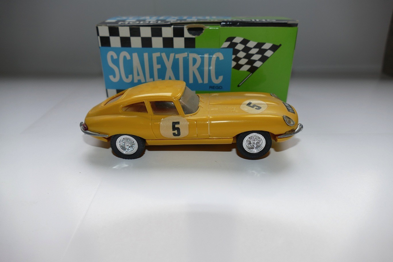 Jaguar type E  Jaune amarillo  SCALEXTRIC  EXIN RÉF C34