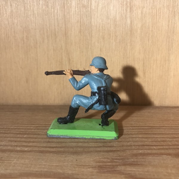 SOLDAT ALLEMAND TIREUR FUSIL ACCROUPI BRITAINS