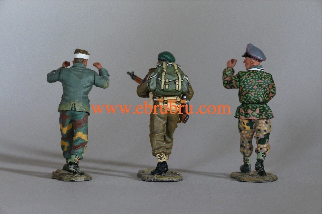 BRITISH COMMANDOS TAKING PRISONERS KING & COUNTRY DD058