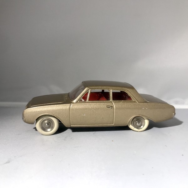 Ford Taunus 17M  beige doré métallisé 2 portes  Dinky Toys réf 559