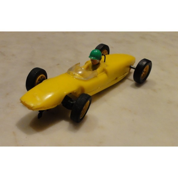 C 67 LOTUS FORMULE JUNIOR JAUNE CITRON BASE AVEC VIS SCALEXTRIC