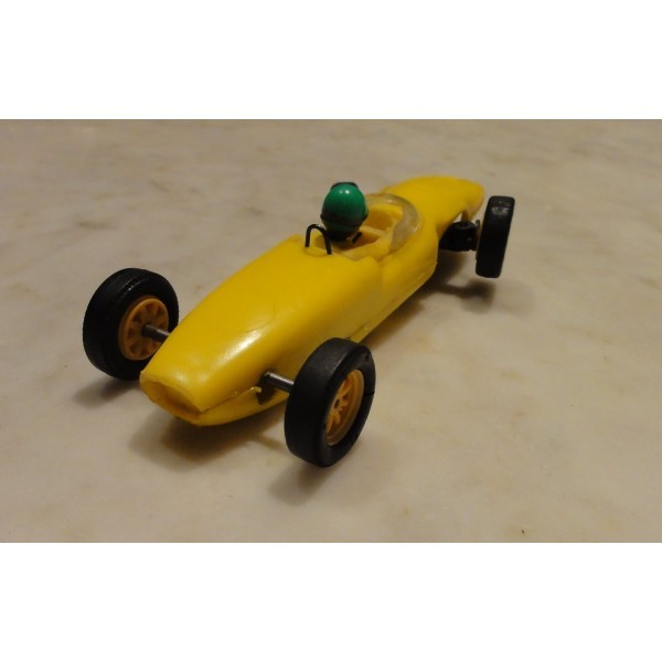 C 67 LOTUS FORMULE JUNIOR JAUNE CITRON BASE AVEC VIS SCALEXTRIC