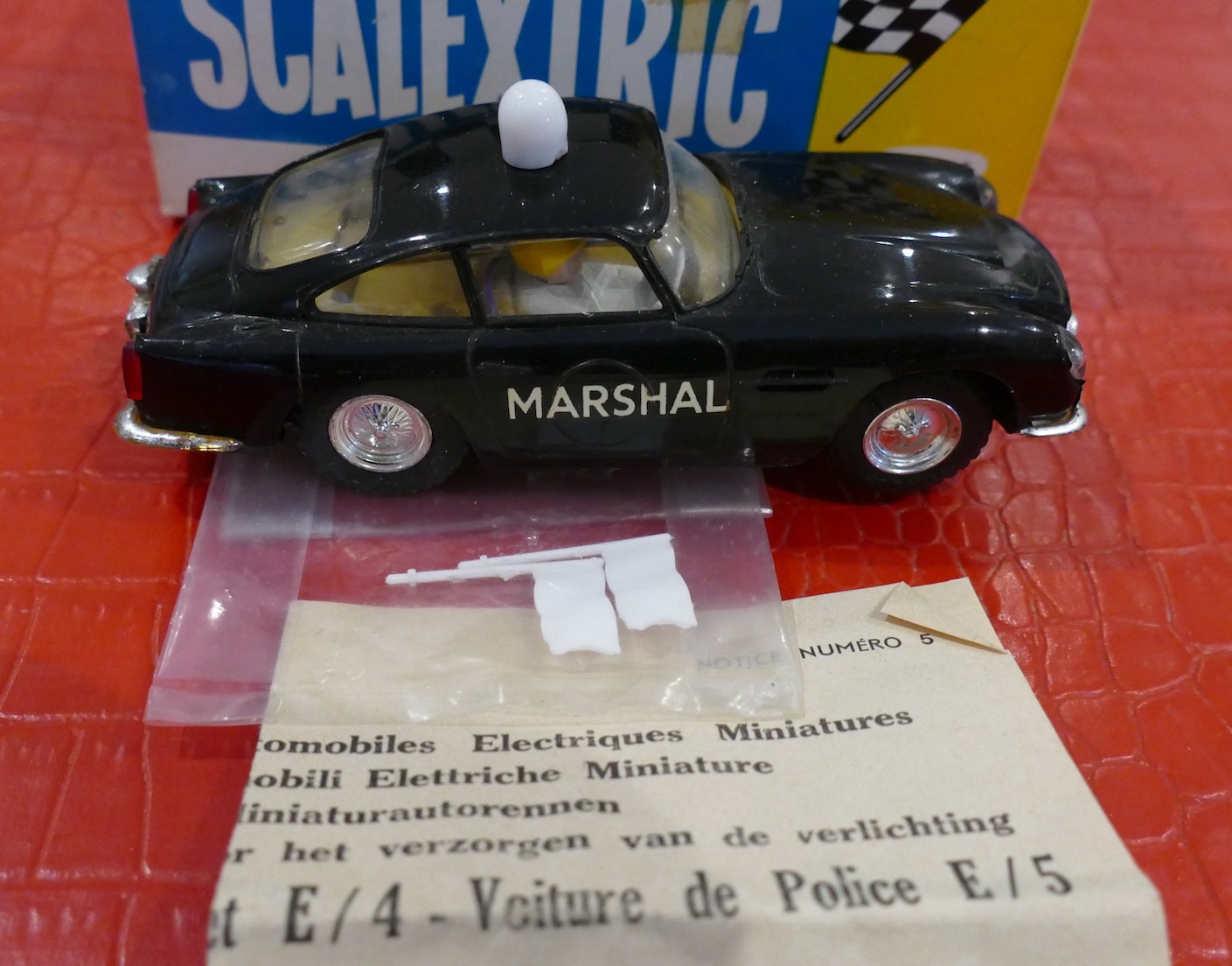 ASTON MARTIN DB4 GT MARSHAL NOIRE SCALEXTRIC BLACK