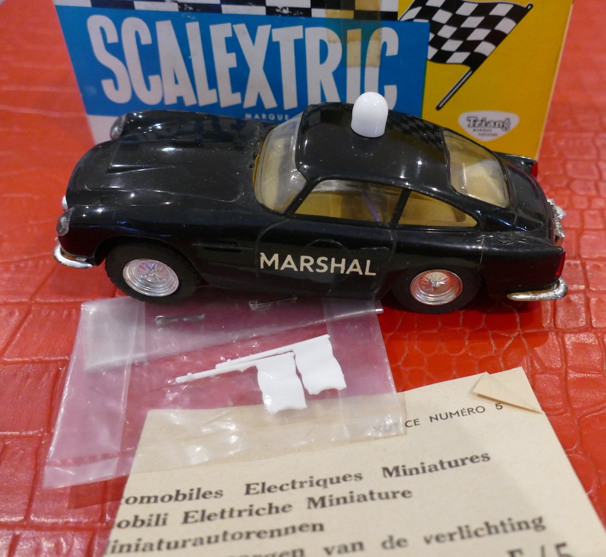 ASTON MARTIN DB4 GT MARSHAL NOIRE SCALEXTRIC BLACK