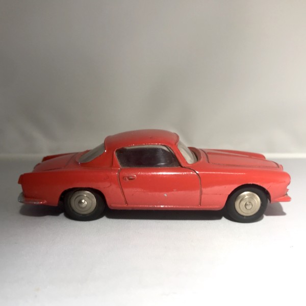 Alfa Romeo rouge DINKY TOYS 24J