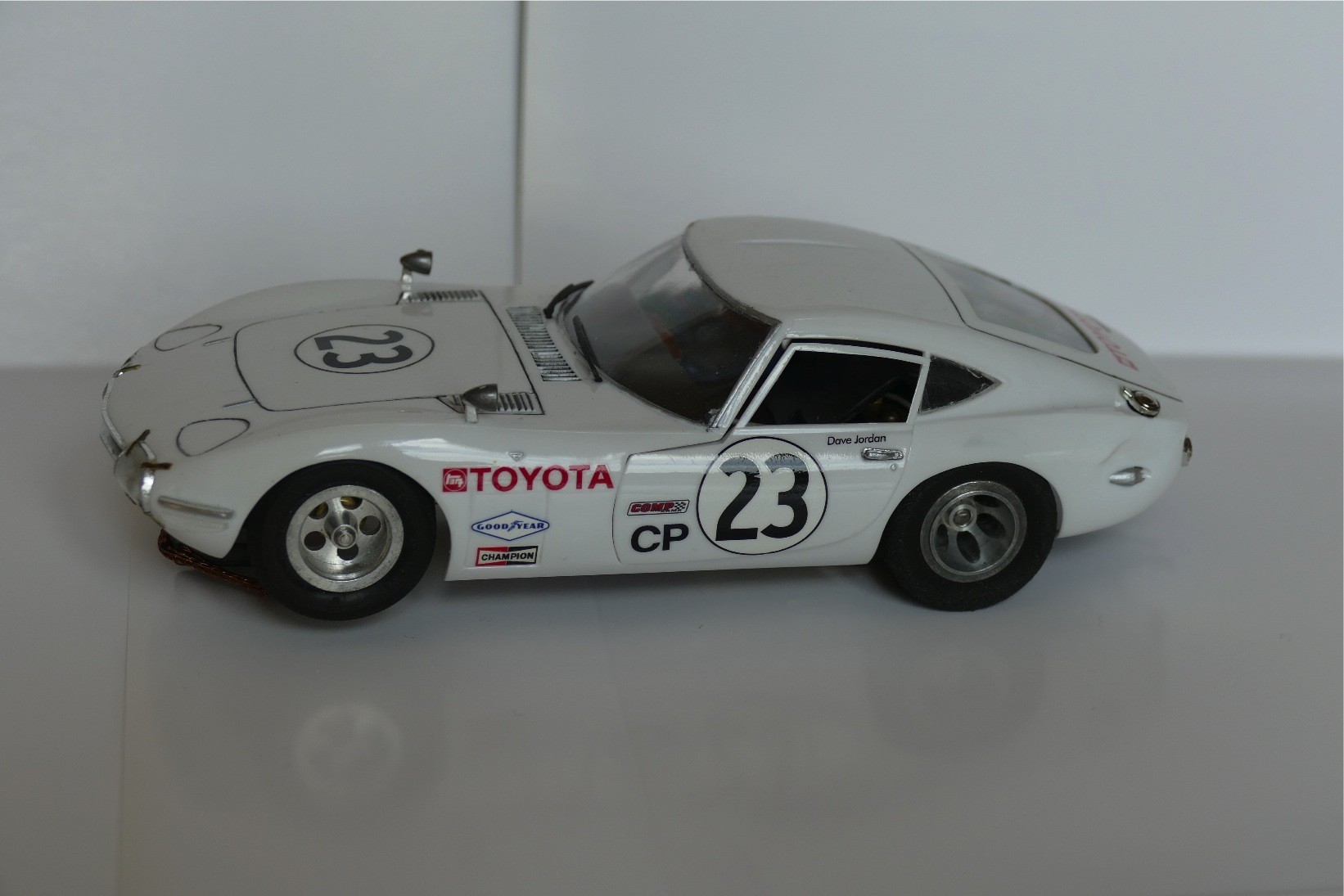 TOYOTA 2000 GT BLANCHE ARII K & B SLOT 1/24