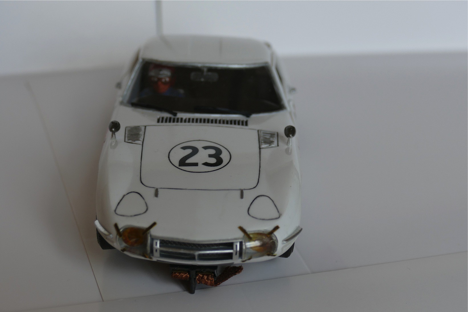 TOYOTA 2000 GT BLANCHE ARII K & B SLOT 1/24