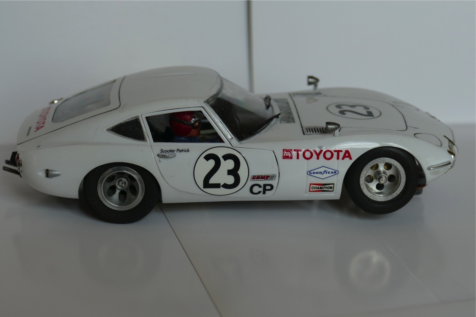 TOYOTA 2000 GT BLANCHE ARII K & B SLOT 1/24