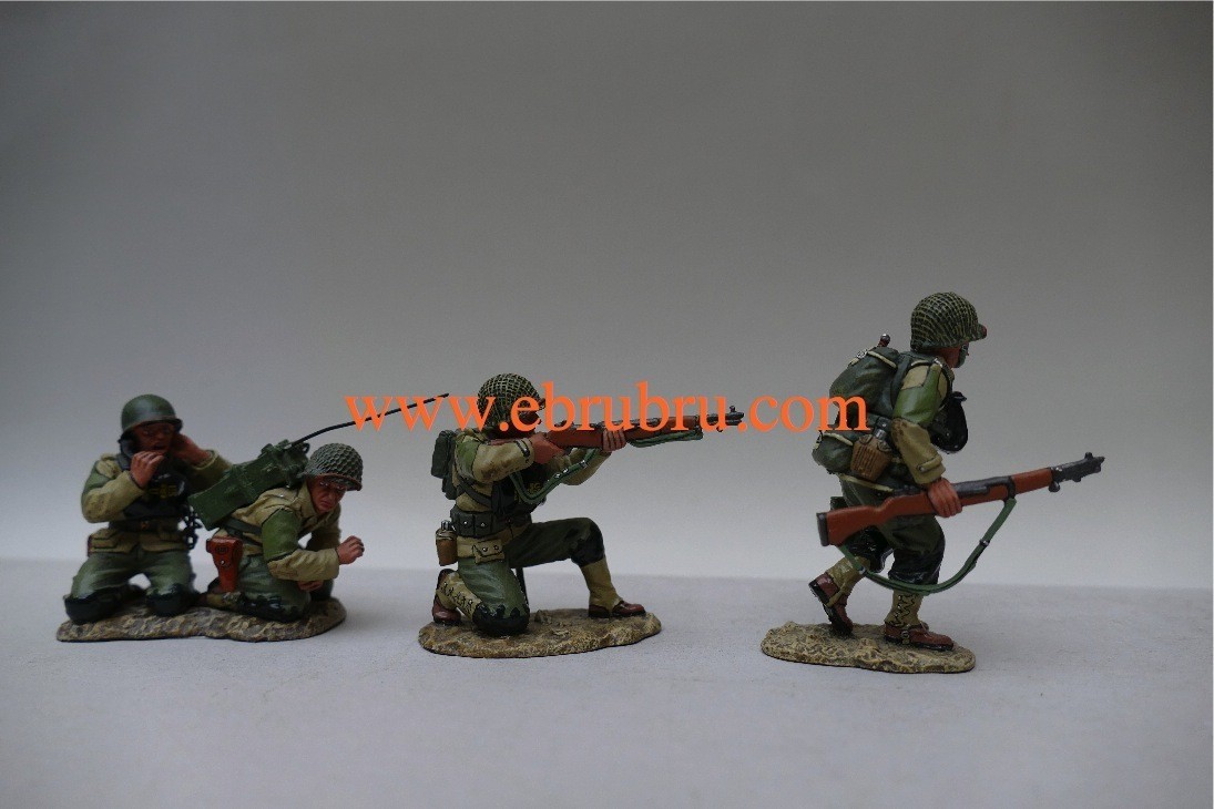 U.S. INFANTRY CALLING FOR REINFORCEMENTS D DAY 1944 KING & COUNTRY DD062