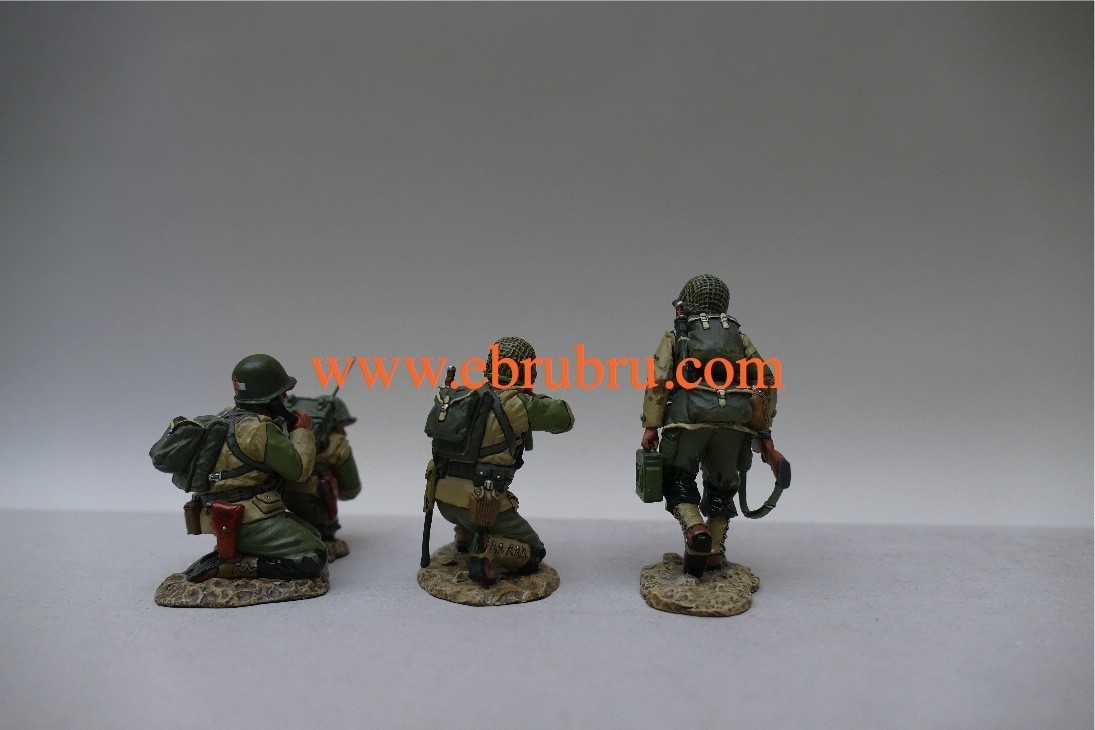 U.S. INFANTRY CALLING FOR REINFORCEMENTS D DAY 1944 KING & COUNTRY DD062